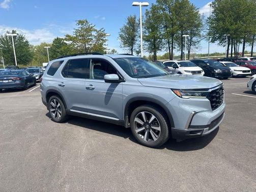 Sonic Gray Pearl 2023 Honda Pilot Touring 8-Passenger