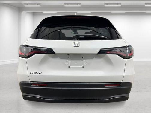 Platinum White Pearl 2026 Honda HR-V LX