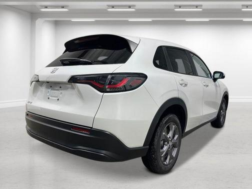 Platinum White Pearl 2026 Honda HR-V LX