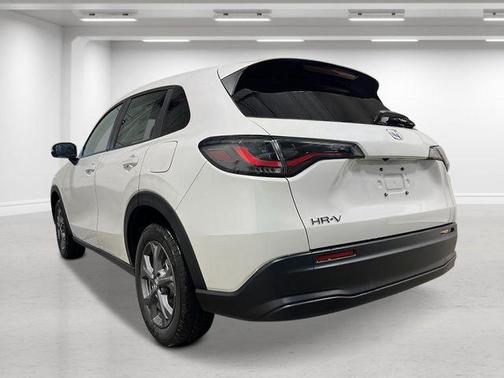 Platinum White Pearl 2026 Honda HR-V LX