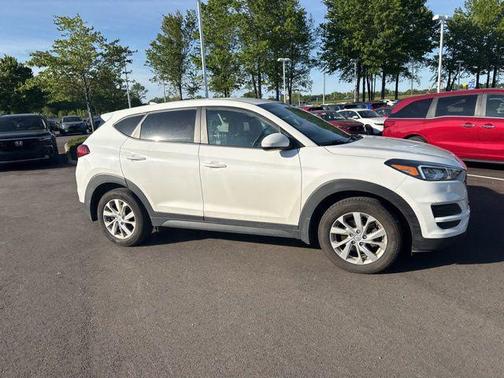 Dazzling White 2019 Hyundai TUCSON SE