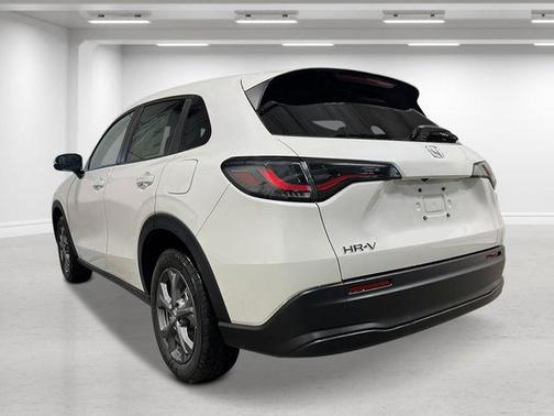Platinum White Pearl 2026 Honda HR-V LX