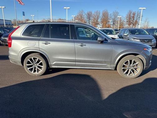 2019 Volvo XC90 T5 Momentum