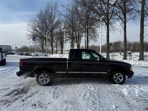 2001 Chevrolet S-10 Base