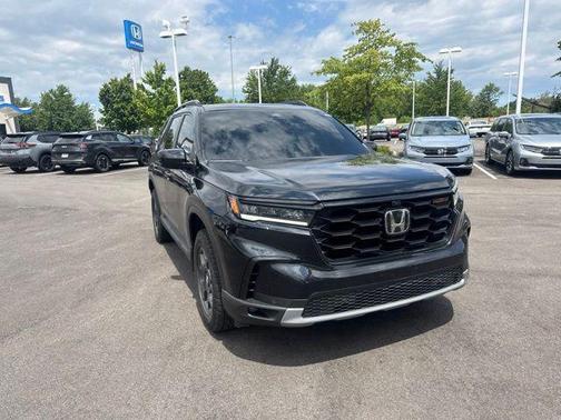 Crystal Black Pearl 2025 Honda Pilot TrailSport