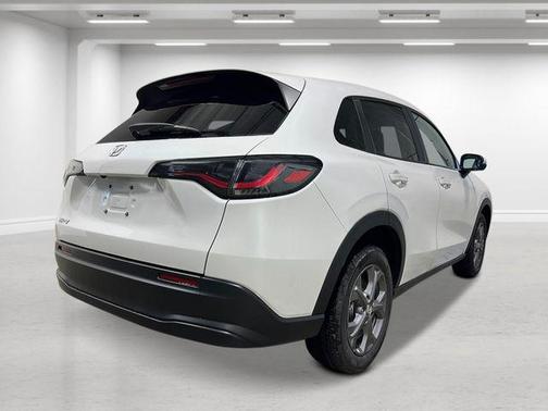 Platinum White Pearl 2026 Honda HR-V LX