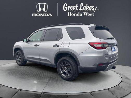 Lunar Silver Metallic 2025 Honda Pilot TrailSport