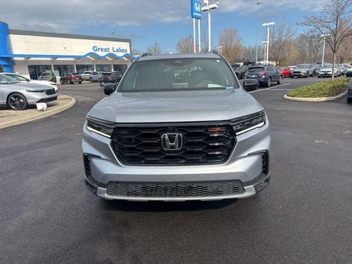 Lunar Silver Metallic 2025 Honda Pilot TrailSport