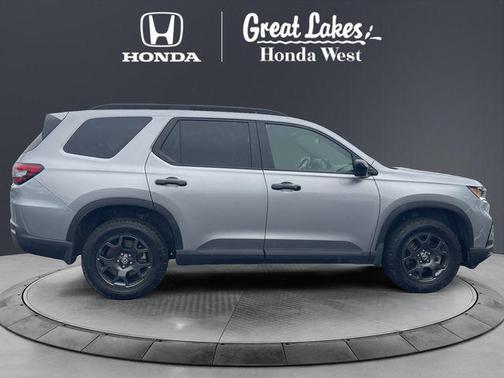 Lunar Silver Metallic 2025 Honda Pilot TrailSport