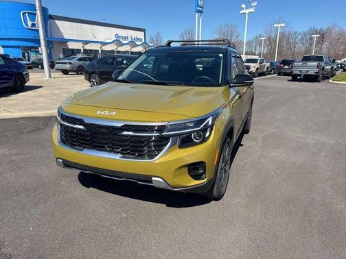 Valais Green/Black Roof 2024 Kia Seltos S