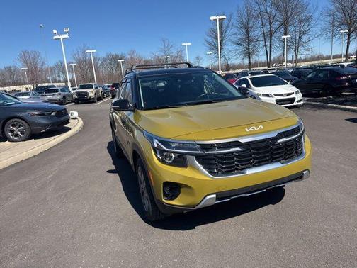 Valais Green/Black Roof 2024 Kia Seltos S