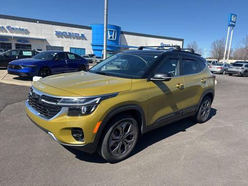 Valais Green/Black Roof 2024 Kia Seltos S