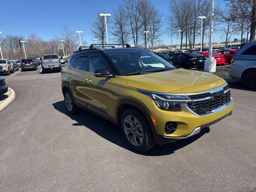 Valais Green/Black Roof 2024 Kia Seltos S