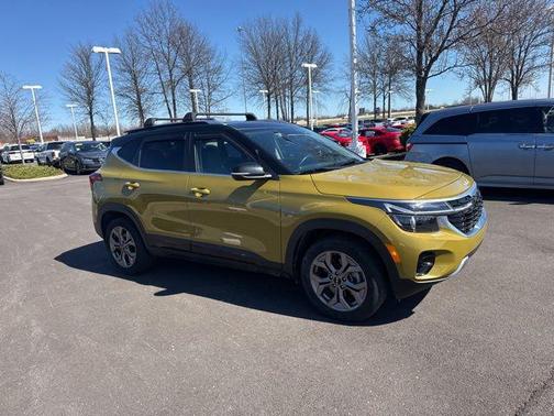 Valais Green/Black Roof 2024 Kia Seltos S