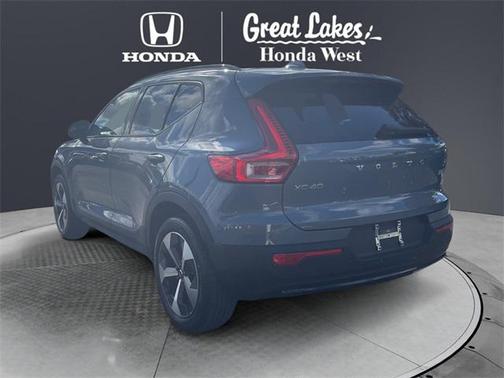 2023 Volvo XC40 B5 Plus Dark Theme