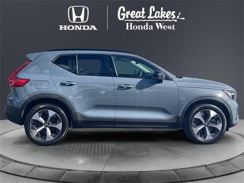 2023 Volvo XC40 B5 Plus Dark Theme