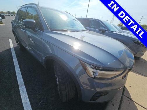 2023 Volvo XC40 B5 Plus Dark Theme