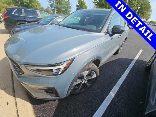 2023 Volvo XC40 B5 Plus Dark Theme