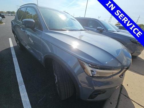2023 Volvo XC40 B5 Plus Dark Theme
