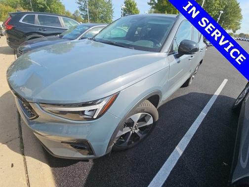 2023 Volvo XC40 B5 Plus Dark Theme