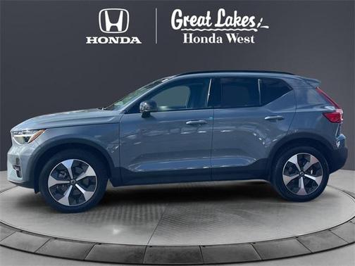 2023 Volvo XC40 B5 Plus Dark Theme