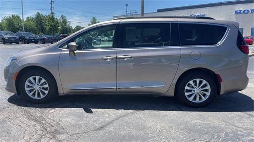 Photo 5 of 24 of 2017 Chrysler Pacifica Touring-L
