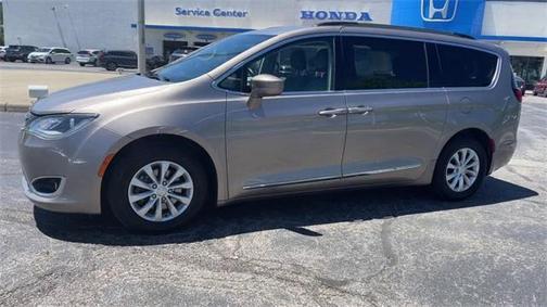 Photo 4 of 24 of 2017 Chrysler Pacifica Touring-L