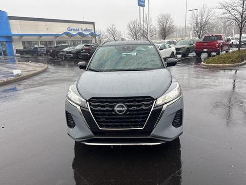 2023 Nissan Kicks SR