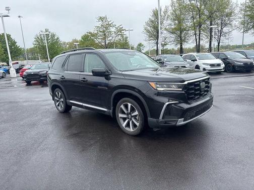 Crystal Black Pearl 2024 Honda Pilot Touring 8-Passenger