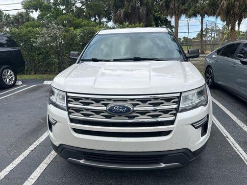 White Platinum Clearcoat Metallic 2018 Ford Explorer XLT