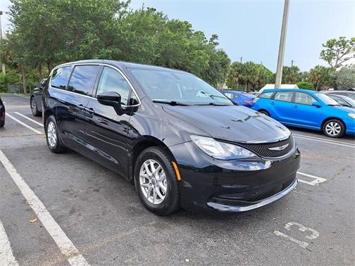 2022 Chrysler Voyager LX