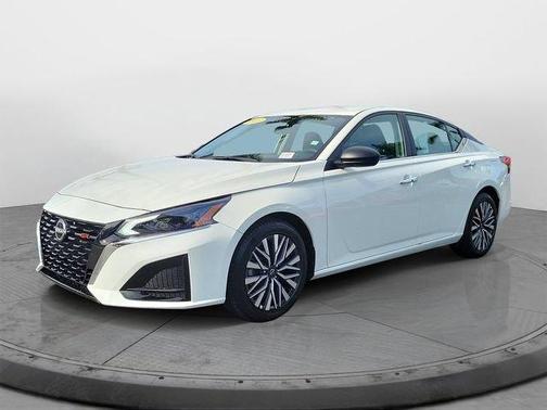 Glacier White 2025 Nissan Altima SV
