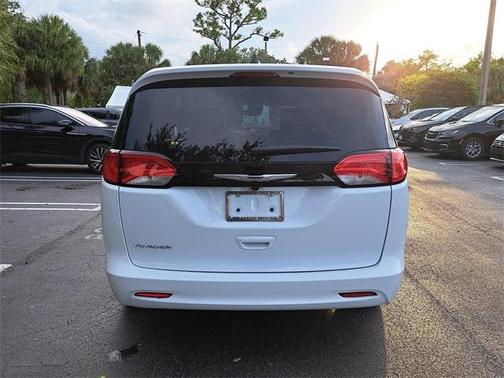 2024 Chrysler Voyager LX