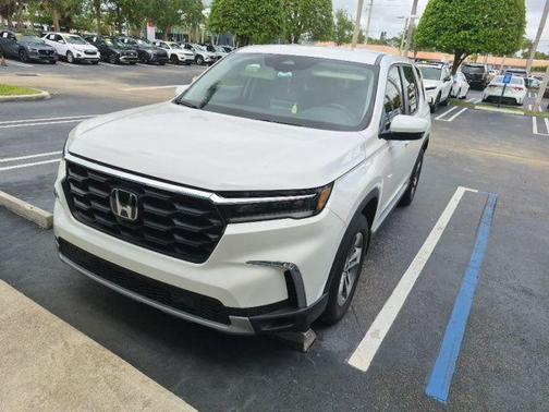 Platinum White Pearl 2023 Honda Pilot EX-L 8-Passenger