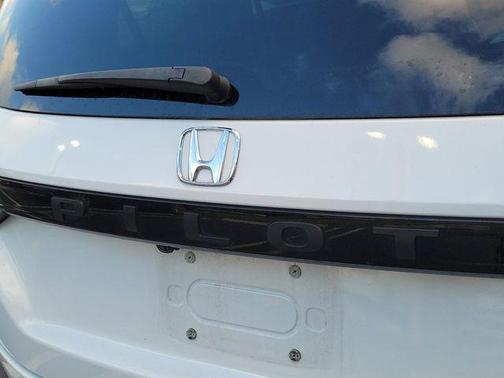 Platinum White Pearl 2023 Honda Pilot EX-L 8-Passenger
