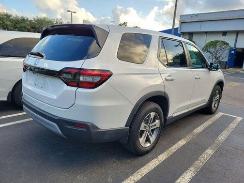 Platinum White Pearl 2023 Honda Pilot EX-L 8-Passenger