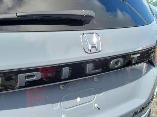 Sonic Gray Pearl 2025 Honda Pilot Black Edition