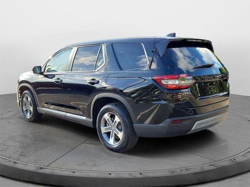 Crystal Black Pearl 2024 Honda Pilot EX-L 7-Passenger