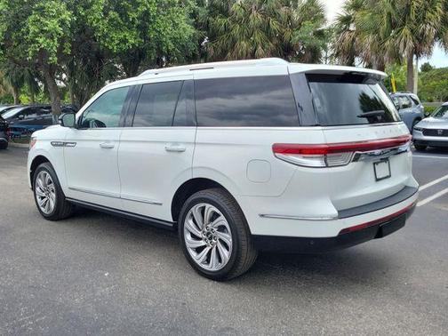 White Metallic 2024 Lincoln Navigator Premiere