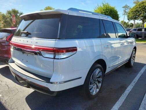 White Metallic 2024 Lincoln Navigator Premiere