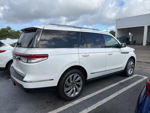 White Metallic 2024 Lincoln Navigator Premiere