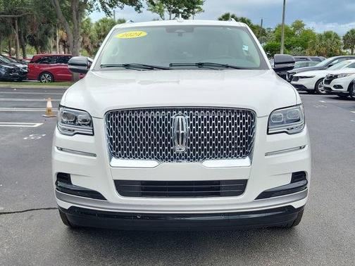 White Metallic 2024 Lincoln Navigator Premiere