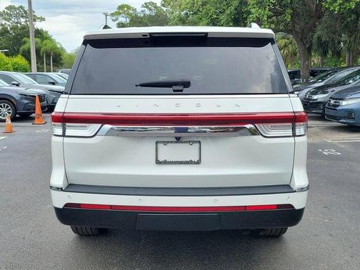 White Metallic 2024 Lincoln Navigator Premiere