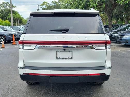 White Metallic 2024 Lincoln Navigator Premiere