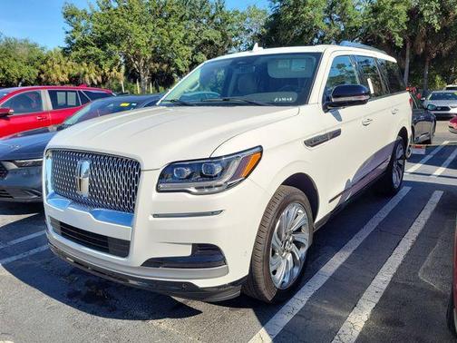 White Metallic 2024 Lincoln Navigator Premiere