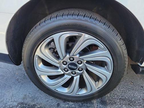 White Metallic 2024 Lincoln Navigator Premiere