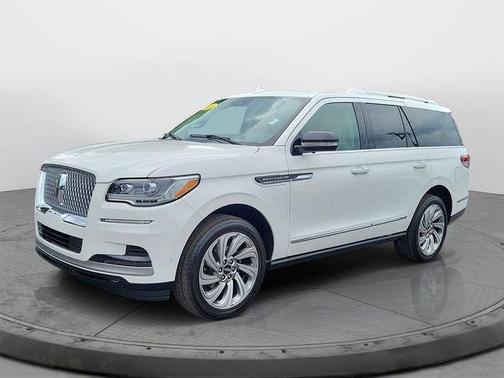 White Metallic 2024 Lincoln Navigator Premiere
