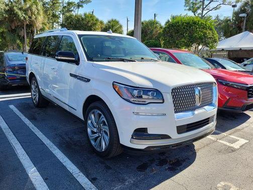 White Metallic 2024 Lincoln Navigator Premiere