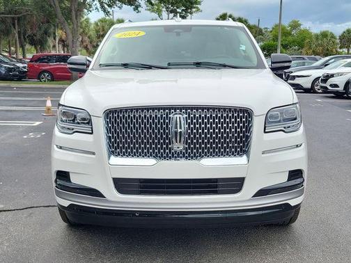White Metallic 2024 Lincoln Navigator Premiere