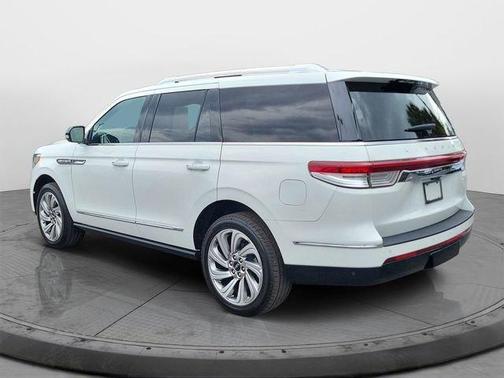 White Metallic 2024 Lincoln Navigator Premiere